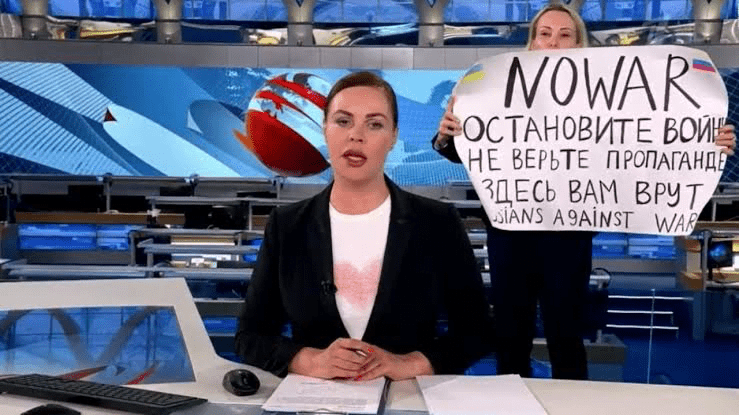 Hasta 15 años de cárcel para mujer que protestó en televisión rusa