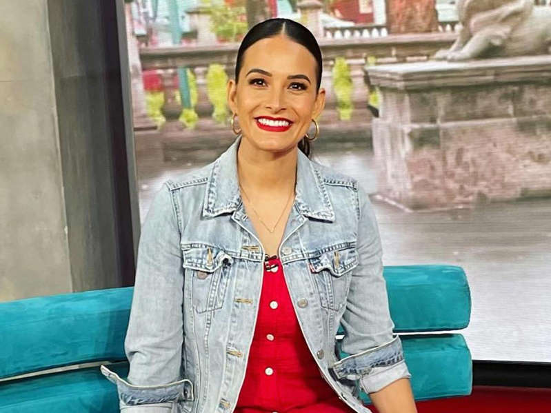 AAVvIMr GINA HOLGUIN PAUSA.MX