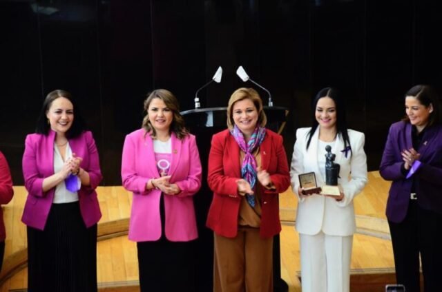 Entregan premio a ganadoras de «Chihuahuense Destacada 2022»