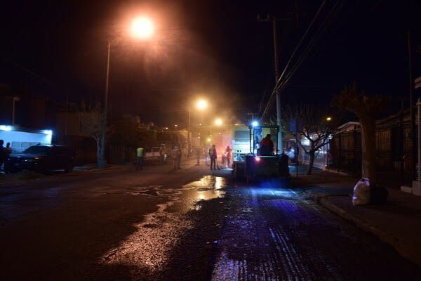 Realizan rehabilitación de pavimento en calle Guatemala durante la noche