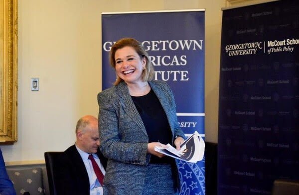Pone Gobernadora en plano internacional modelo de gobernanza de Chihuahua con plática a estudiantes de la Universidad de Georgetown