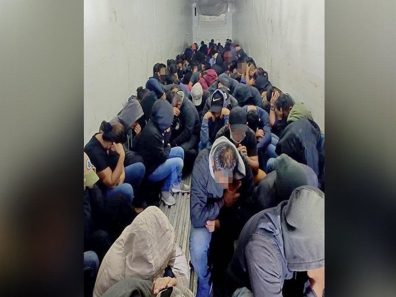 Encuentran a 133 migrantes en un Camión PAUSA.MX