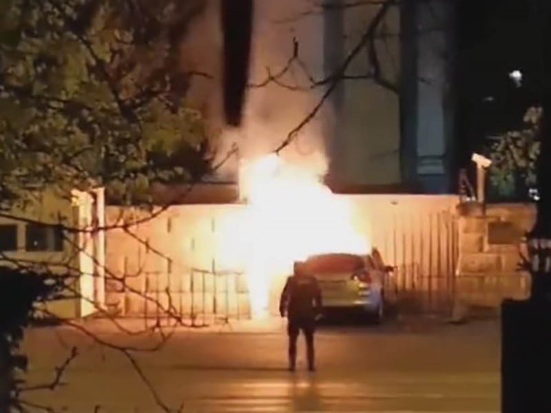 2739919 Hombre se estrella en embajada Rusa PAUSA.MX