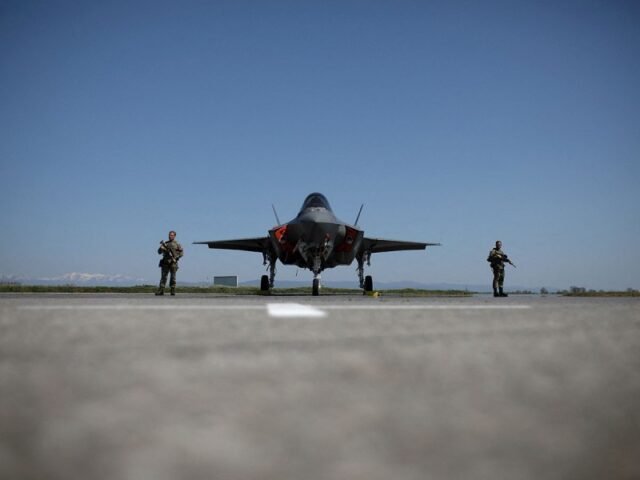 Ucrania recibe aviones de EU PAUSA.MX