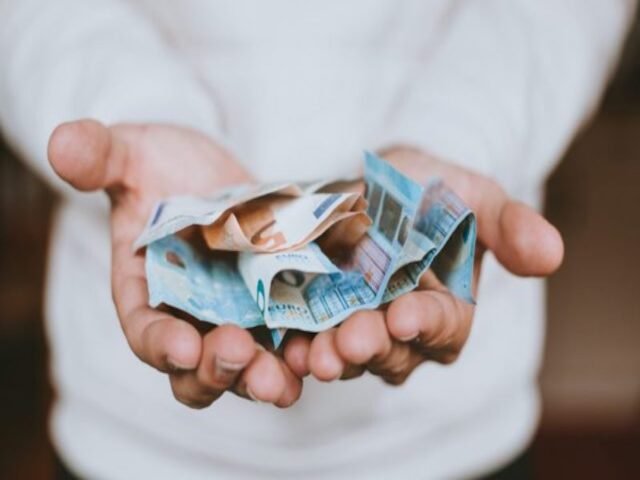 Riqueza-mundial-Photo-by-Christian-Dubovan-on-Unsplash-e1609873331961-640x360 PAUSA.MX