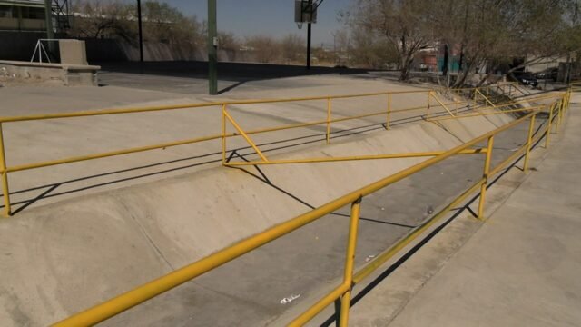 Noticias Chihuahua PAUSA.MX CADA LLUVIA CONVERTÍA LA ESCUELA EN UN RÍO; TUVO QUE PASAR UNA DÉCADA PARA DAR SEGURIDAD Y DIGNIDAD A 900 MENORES DE SECUNDARIA EN CIUDAD JUAREZ