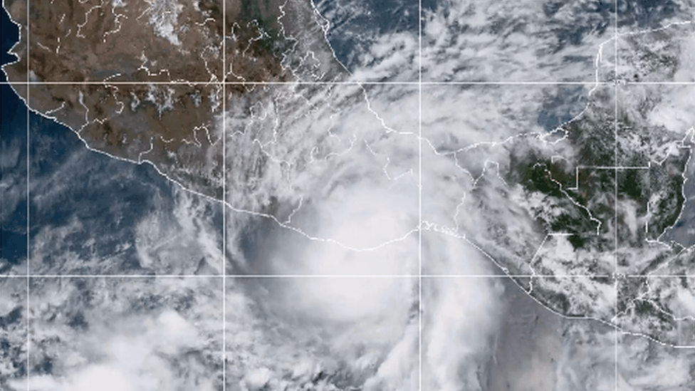 El huracán Agatha toca tierra en México como la tormenta más intensa en afectar el país en el mes de mayo