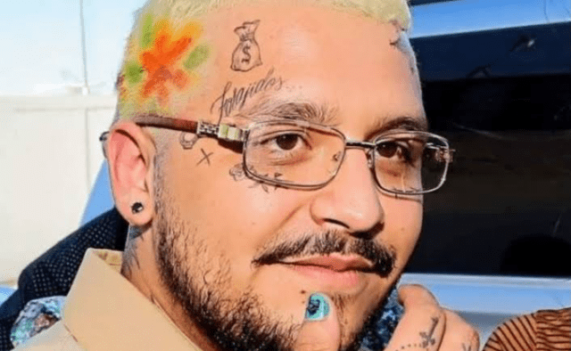 Christian Nodal.pausa.mx Desde hace varias semanas comenzó a circular el rumor de que Cazzu, novia de Christian Nodal, estaba embarazada. Cazzu Cazzu © Excélsior No puedes perderte: Cazzu revela cómo le llama a Nodal en la intimidad Aunque ninguno había confirmado o negado la información, ahora la cantante argentina de 29 años presumió en un concierto la pancita de embarazo, lo que emocionó a todos sus fans. Este sábado, Cazzu tuvo concierto en la Movistar Arena, en Buenos Aires, y reveló su pancita, lo que generó una gran ovación y aplausos. En el video que rápidamente se hizo viral puede verse a la cantante en el escenario con un abrigo muy grande, cuando de repente se lo quita y muestra su pancita. Los primeros rumores comenzaron a circular durante los Premios lo Nuestro, en donde