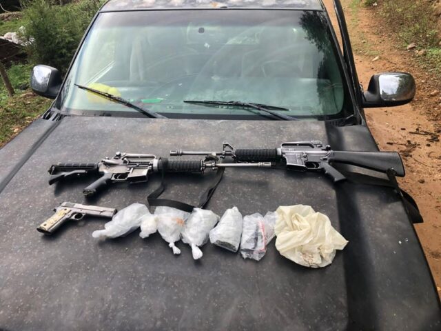 Armas y droga decomisadas en Urique