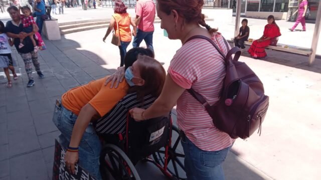 Noticias Chihuahua PAUSA.MX "Charly" regala abrazos en la "liber" para ayudar a la gente triste