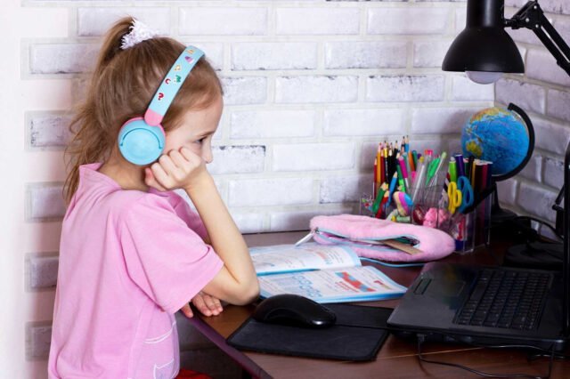 Piden campañas para prevenir daños en niños por uso desmedido de aparatos digitales
