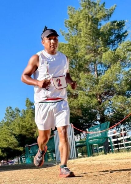 Noticias Chihuahua PAUSA.MX Los corredores raramuris encabezados por el campeón mexicano, Pedro Parra, Juan Contreras, Miguel Lara y Reyes Satevo, están representando a México sin descanso en el ‘Backyard World Championship 2022’.