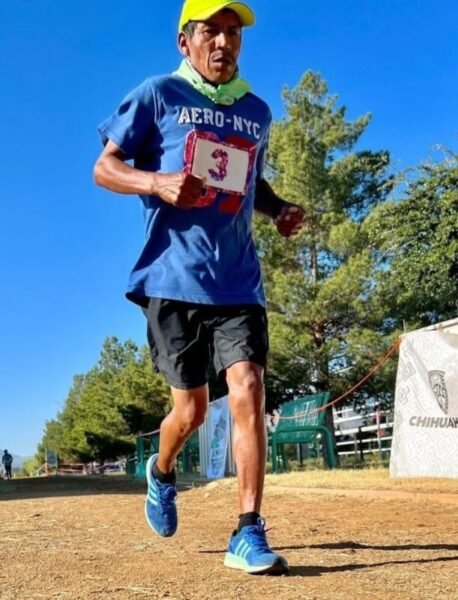 Noticias Chihuahua PAUSA.MX Los corredores raramuris encabezados por el campeón mexicano, Pedro Parra, Juan Contreras, Miguel Lara y Reyes Satevo, están representando a México sin descanso en el ‘Backyard World Championship 2022’.
