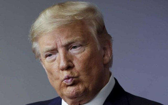 Un críptico mensaje del expresidente estadounidense Donald Trump, en plena celebración de la Pascua, desató las alarmas. “Tercera Guerra Mundial”, posteó en su red, Truth Social. Foto: Captura Foto: Captura © Proporcionado por El Universal Online Trump se encuentra sumido en un escándalo, tras ser imputado y convertirse en el primer expresidente de Estados Unidos que enfrenta cargos penales. El martes pasado, la Justicia dio a conocer los 34 cargos de que se le acusa, incluidos pagos irregulares a la actriz de cine para adultos Stormy Daniels, a una exmodelo de Playboy y a un portero, a cambio de su silencio sobre affairs y presuntos hijos fuera del matrimonio. Herramienta SEO gratuita - Ahorra tiempo en tareas SEO Herramienta SEO gratuita - Ahorra tiempo en tareas SEO Patrocinado www.semrush.com/herramientas/seo El posteo coincidió con la celebración de la Pascua o Domingo de Resurrección, fecha clave del cristianismo, y se da después de que el juez que lleva la causa en su contra, Juan Merchan, le advirtiera que se abstenga de publicar en redes sociales mensajes con retórica que pueda inflamar o causar disturbios civiles. Lee también Ni El Chapo, ni García Luna: el fúrico rostro de Donald Trump, en la revista The New Yorker Se desconoce a qué se refiere exactamente Trump, quien desde que declaró su intención de buscar la candidatura republicana para las presidenciales de 2024, ha dicho en diversas ocasiones que es el único que puede “prevenir la Tercera Guerra Mundial”. En sus mítines, ha acusado a la administración de Joe Biden de estar llevando al país "a una guerra nuclear". Esto no es como una Segunda Guerra Mundial, en la que tenemos tanques y rifles del Ejército y nos perseguimos unos a otros. Este es un nivel que posiblemente acabará con el mundo. Y tenemos gente que no sabe lo que hace", ha dicho. Video relacionado: A la espera de conocer los cargos contra Trump (Dailymotion) Sus declaraciones provocan más alarma porque se dan en momentos en que, además de la guerra entre Rusia y Ucrania, crecen las tensiones entre China y Taiwán, con Beijing simulando ataques contra “objetivos clave” en la isla. Lee también Trump acusa a los demócratas de usar prácticas "soviéticas" por su imputación A eso se suman las tensiones entre Israel y Hamas, con una andanada de cohetes de ambos bandos que ha causado preocupación internacional. Y finalmente, un aliado tradicional de Estados Unidos, Francia, ha hecho una advertencia que Washington no ha tomado nada bien. Durante una reunión con el presidente chino, Xi Jinping, el mandatario francés, Emmanuel Macron, llamó a Europa a reducir su dependencia respecto de Estados Unidos, un tipo de declaración que se volvió frecuente durante la administración Trump. Europa, dijo el líder francés, debe fortalecer su industria de defensa, desarrollar la energía nuclear y las energías renovables, además de reducir la dependencia respecto del dólar estadounidense. Lee también Parodian a Trump y sus comparaciones con Jesucristo en sketch del Saturday Night Live, en pleno Sábado Santo Suscríbete aquí para recibir directo en tu correo nuestras newsletters sobre noticias del día, opinión y muchas opciones más. asf/lm