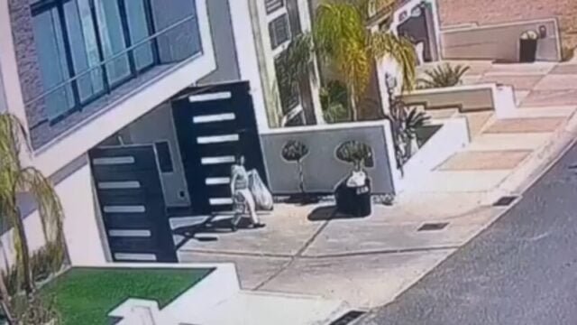 El agente ministerial Ruben T. R. a las afueras del domicilio del CEO de Aras