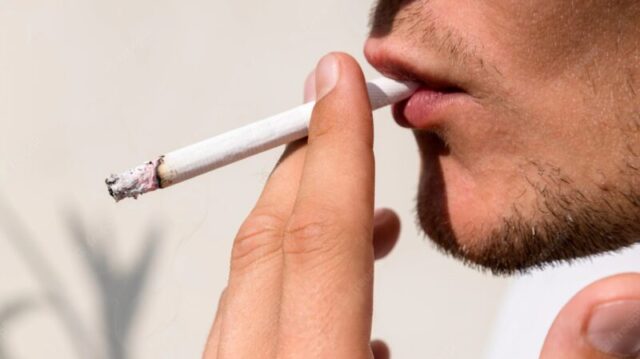 Joven fumando cigarro. Imagen referencial, tomada de internet