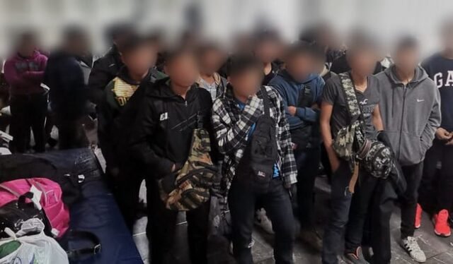 Jóvenes migrantes originarios de Guatemala