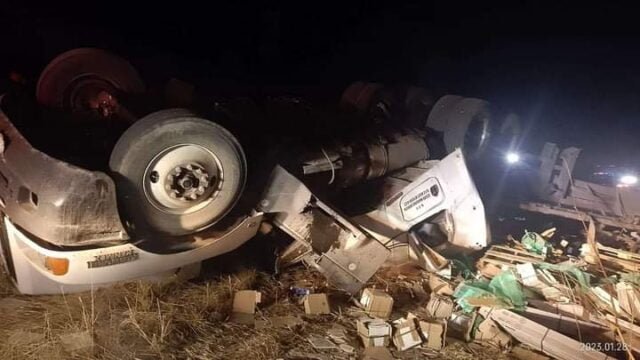 Volcadura en carretera a Juárez. Imagen tomada de El Sol de Ojinaga