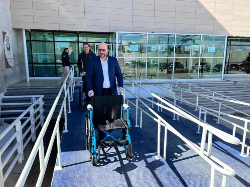 Noticias Chihuahua PAUSA.MX Fortalece FGE el acceso a la justicia incluyente con dos sillas de ruedas Noticias Chihuahua Pausa.MX Fortalece FGE el acceso a la justicia incluyente con dos sillas de ruedas