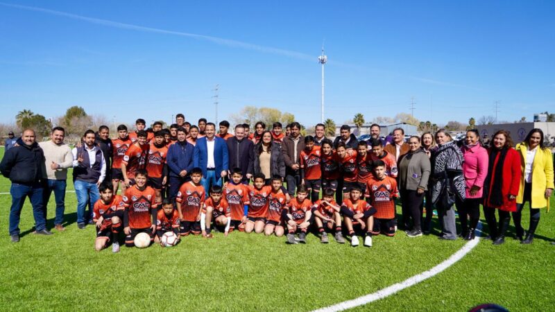 Noticias Chihuahua Pausa.MX Entrega Gobierno del Estado nueva cancha deportiva a familias delicienses