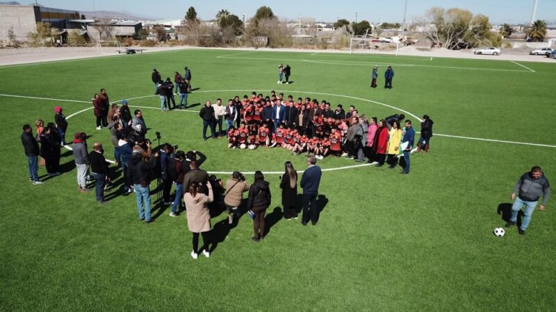 Noticias Chihuahua Pausa.MX Entrega Gobierno del Estado nueva cancha deportiva a familias delicienses