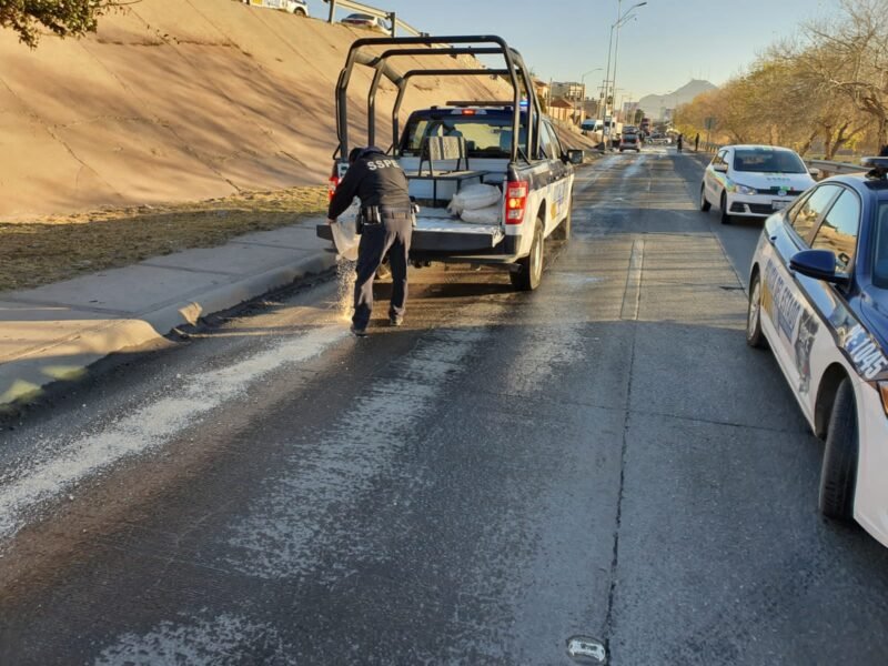 Noticias Chihuahua PAUSA.MX Esparce SSPE sal en vialidades congeladas en la ciudad de Chihuahua