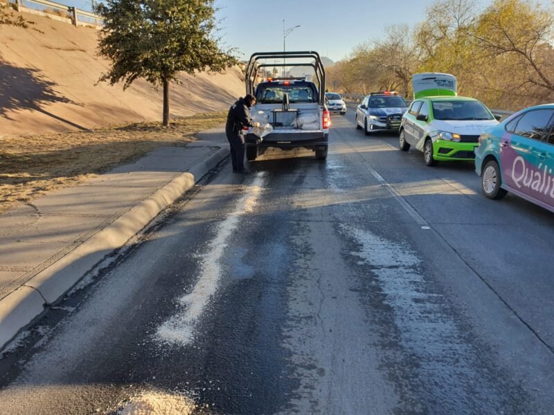 Noticias Chihuahua PAUSA.MX Esparce SSPE sal en vialidades congeladas en la ciudad de Chihuahua