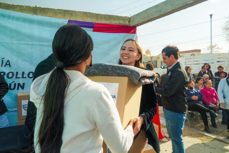 Noticias Chihuahua Pausa.MX Entrega SDHyBC apoyos alimentarios e invernales a 100 familias de Jardines de Oriente