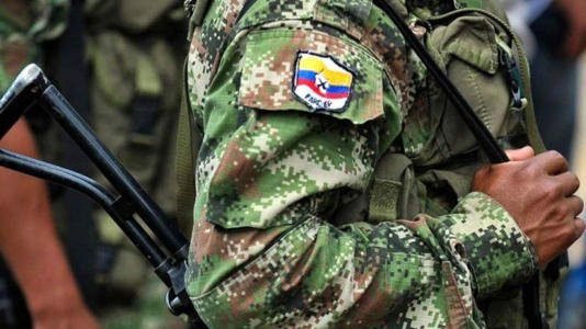 El Gobierno de Antioquia denuncia que grupos armados captan menores en escuelas y violan el alto el fuego