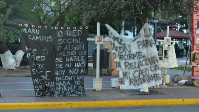 Mantas alusivas al «señor de la V»