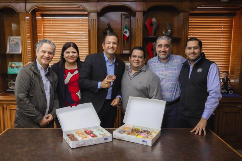 Noticias Chihuahua PAUSA.MX Ya no trafiques donas Krispy Kreme; Marco Bonilla se reúne con ejecutivos de la franquicia La nueva sucursal en Chihuahua Capital generará 90 empleos directos cuando inicie operaciones el 9 de junio