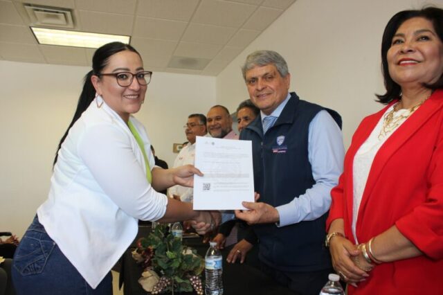 CONSTANCIAS.CECATI3 Entregan constancias de capacitación del CECATI a personal educativo de Ciudad Juárez