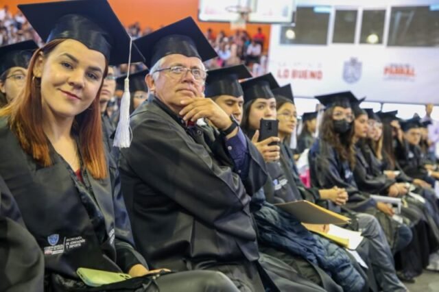 Entrega Gobierno del Estado premios por un millón de pesos a estudiantes de excelencia de la región sur Entrega Gobierno del Estado premios por un millón de pesos a estudiantes de excelencia de la región sur