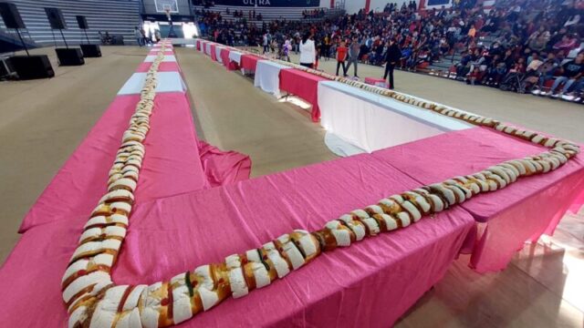 AMARGO.- El DIF Municipal de Camargo, con apoyo con la Dirección de Desarrollo Humano, organizó el gran evento en donde se partió y compartió una Mega Rosca de Reyes de más de 70 metros para niños y niñas camarguenes. El evento se llevó a cabo la tarde de ayer en el Poliforo Municipal, en donde estuvieron reunidas más de mil personas, para partir la Rosca de Reyes. Además, se realizó el sorteo de más de 100 regalos, en donde se entregó una bicicleta como premio mayor. El director del DIF Municipal, Jorge Espinoza, destacó que seguirán impulsando este tipo de actividades, con las que buscan promover las tradiciones a través de una sana convivencia y la integración familiar.