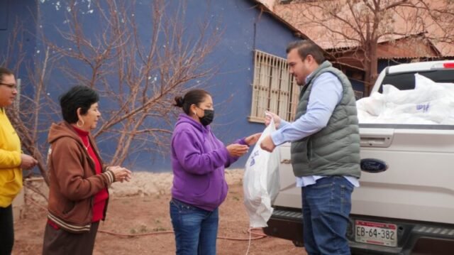 Entrega Jorge Aldana apoyos alimentarios a los habitantes del seccional de La Perla