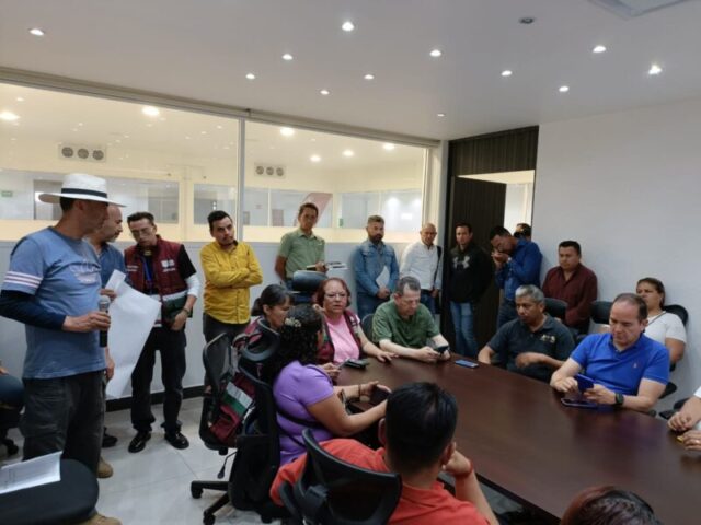SE REÚNE SEDECO Y CEDA CON LOCATARIOS AFECTADOS TRAS INCENDIO EN LA CENTRAL DE ABASTO