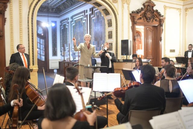 Despiden a comitiva de UTEP con concierto de la OSUACH en la Quinta Gameros