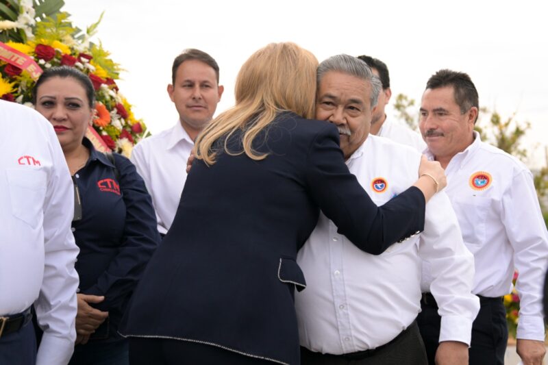 Noticias Chihuahua PAUSA.MX (En imágenes) Encabeza Gobernadora Maru Campos Guardia de Honor en conmemoración por el Día del Trabajo