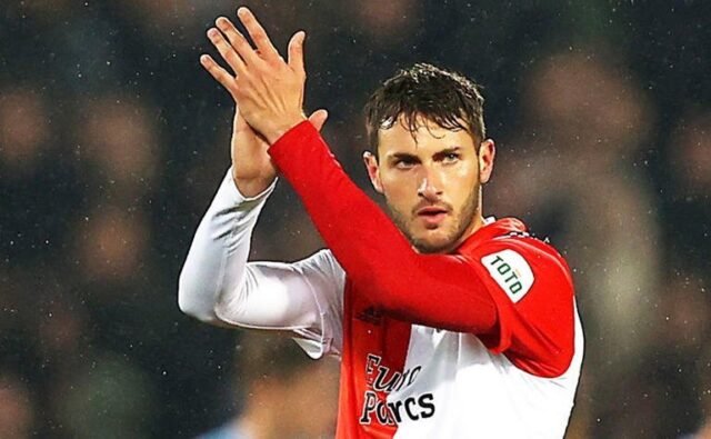 l Bebote podría coronarse en la Eredivisie el próximo domingo si el Feyenoord gana o empata como local frente al Go Ahead Eagles. Santi Giménez hizo una tremenda declaración este lunes que dejó atónitos a todos los seguidores de Cruz Azul. Y es que nuestro Bebote reveló que no se sentía importante en el equipo de la Noria. Sí mis Juanáticos, así como lo leen. En entrevista con FOX Sports Radio, Santi Giménez recordó lo infravalorado que se sentía en la Máquina, hasta que el DT uruguayo Diego Aguirre provocó un cambio interno en él. “Lo que cambió un poco el cómo me veo en la cancha es que me di valor a mí mismo. En Cruz Azul por ahí no me sentía importante en el equipo. Llegó un punto en el que Aguirre me dio la confianza y fue cuando internamente yo me di valor, dije ‘es mi oportunidad’. A partir de ahí fue un cambio tanto en la cancha como fuera de ella”, reveló Giménez. “La confianza que me han dado en Feyenoord desde que llegué ha sido importante, me han hecho sentir importante. He crecido en lo humano y en lo futbolístico. En Cruz Azul y en México hubo oportunidades, pero no sentí la constancia de minutos. Me di cuenta de que así te toque jugar 10 minutos o 90′, te sientes importante en la plantilla, ese fue el cambio mental”, dijo. Santi Giménez, a un punto de ser campeón en la Eredivisie Santi Giménez podría coronarse en la Eredivisie el próximo domingo 14 de mayo si el Feyenoord gana o empata como local frente al Go Ahead Eagles. ¿Cuántos goles lleva Santiago Giménez con el Feyenoord? Hasta el momento Santi Giménez lleva anotados 22 goles con el Feyenoord, repartidos la siguente manera: 14 en la Eredivisie, cinco en la Europa League y tres en la Copa de Países Bajos. Luego de 31 jornadas disputadas, el título de goleo de la Eredivisie sigue en el aire. De momento Anastasios Douvikas (Utretch) y Sydney van Hooijdonk (Heerenveen) comparten la cima con 16 anotaciones cada uno. Debajo de ellos está Xavi Simons, del PSV, quien tiene 15 pepinos, y enseguida viene nuestro Santi Giménez, quien con 14 goles aún sueña con obtener el campeonato de goleo, cuando restan tres jornadas por disputarse.