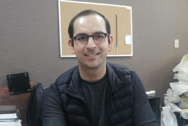 CAMARGO.- Un nuevo cambió ocurrió en el Gobierno Municipal de Camargo, encabezado por el alcalde Jorge Aldana. Se trata de la integración de Gerardo Uribe García, quien desde días anteriores se había involucrado en el departamento para iniciar sus actividades como nuevo subdirector de Comunicación Social y desde el día de ayer está ya desempeñándose al 100% es esta posición. Por su parte, Néstor Chavira, quien estaba como subdirector en esta área, pasa a desempeñarse como secretario particular del edil Aldana. Uribe García agradeció la confianza que se ha depositado en él para tomar este puesto y comentó que viene con la intención de aportar y trabajar en equipo con todas las direcciones del Gobierno Municipal, para de esta manera lograr una comunicación efectiva hacia la sociedad, apoyado por los medios informativos. Agradecer confianza. Un reto personal. Exp. Iniciativa;