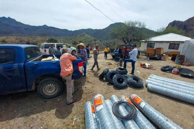 Beneficia SPyCI a 60 familias indígenas de Ocampo, con herramientas para producción agrícola y pecuaria