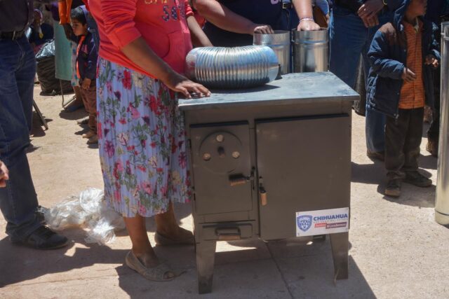 ntrega Bien Común apoyos alimenticios y estufas ecológicas en Guadalupe y Calvo