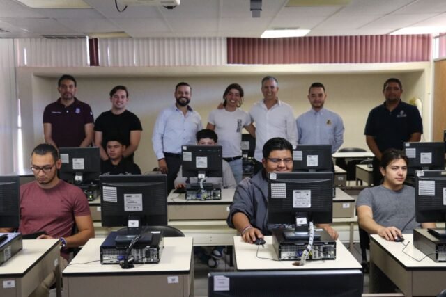 Equipa Instituto Tecnológico Superior de Nuevo Casas Grandes su laboratorio de cómputo