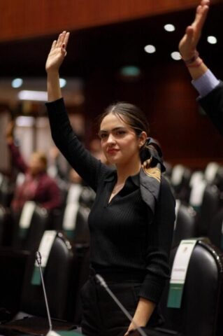 Congresos locales aprueban reforma constitucional de Andrea Chávez, para que jóvenes accedan a un cargo público