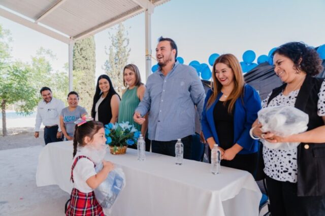 Entrega presidente municipal, Jorge Aldana, uniformes a preescolares de Maravillas y San Ignacio.