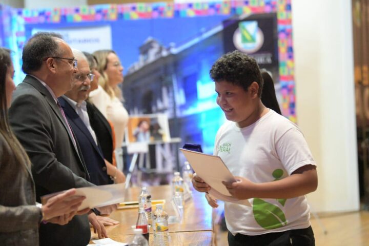 Noticias Chihuahua PAUSA.MX Realizan ceremonia de graduación del programa UACH Peraj “Inspirando Futuros”