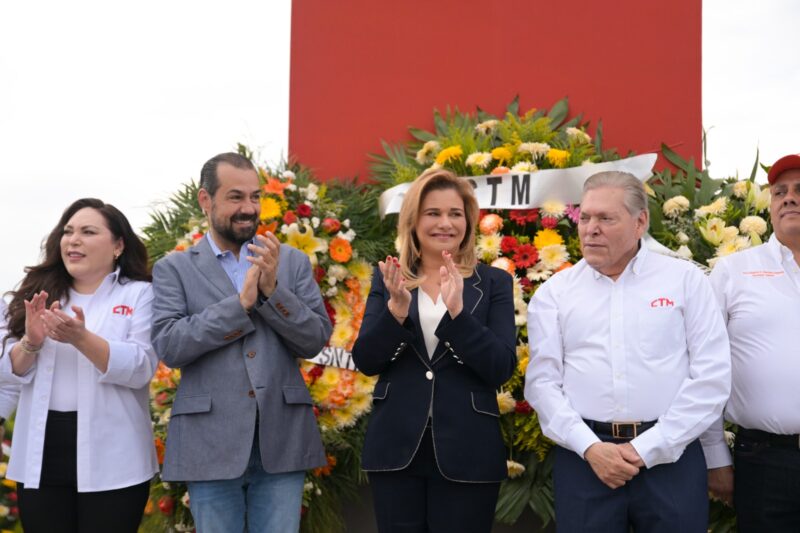 Noticias Chihuahua PAUSA.MX (En imágenes) Encabeza Gobernadora Maru Campos Guardia de Honor en conmemoración por el Día del Trabajo