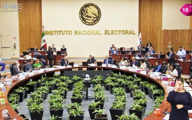 El Movimiento de Regeneración Nacional (Morena) gastó 155 millones 800 mil pesos que tenía como remanentes de los ejercicios de 2018 a 2021, aunque la ley no lo permitía. La ley dice que ese “remanente” debió haberse regresado a la hacienda pública, pero el partido los gastó en solo 21 días de este 2023, mientras estuvo vigente el Plan B de reforma electoral. Te puede interesar > Frena INE actos anticipados de campaña de corcholatas Video relacionado: Morena pedirá revisión ante el TEPJF por orden del INE de frenar publicidad de las 'corcholatas' (Dailymotion) El Consejo General del INE argumentó que Morena no tenía facultades para gastar el dinero, pues aunque el Plan B electoral estaba en vigor un artículo transitorio decía que para estos asuntos aplicaba la ley anterior. Estos remanentes corresponden a dinero que Morena no gastó en su presupuesto y que debió regresar inmediatamente al gobierno. El consejero Jaime Rivera dijo que Morena dijo haber gastado el dinero, pero en el registró oficial no se anotó ningún gasto que permita verificarlo. La consejera Carla Humphrey dijo que los remanentes ya estaban fijados de manera previa, por lo que al momento del gasto no había ninguna posibilidad de hacer algún cálculo. La consejera presidenta Guadalupe Taddei dijo que los remanentes deben ser regresados, pero también aseguró que se debe revisar la comunicación entre autoridad electoral y partidos en ese proceso entre ambas leyes.