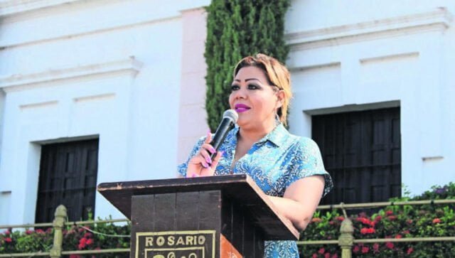 Como truco de “nada por aquí, nada por acá”, nos platican que en Sinaloa, en el municipio del Rosario, desaparecieron más de 2 millones de pesos para el pago de cuotas del ISSSTE, retenciones de créditos no enterados y fondo de pensiones que tenía que hacer la alcaldesa expriista Claudia Liliana Valdez Aguilar (Morena). Nos explican que, sin justificación, doña Claudia sólo pagó 5 millones de los 7 millones de pesos que se tenían etiquetados para dichas cuotas del último bimestre de 2022, por lo que, al empezar este año, los burócratas “pegaron el grito en el cielo” al detectar el faltante y doña Claudia nomás no explica dónde está el dinerito, por lo que fue acusada ante el Congreso local y la Auditoría Superior del Estado... a ver si con ellos se acuerda “dónde lo puso”. ¡Qué vergüenza! Cruz Roja, en terapia intensiva Nos comparten que, en Guanajuato, quien “trae en jaque” a la Cruz Roja es el alcalde de San Felipe, Eduardo Maldonado García (PVEM), pues amenazó con embargar los bienes de la delegación municipal, por un adeudo de 80 mil pesos por concepto de impuesto predial. Nos indican que la advertencia tiene en incertidumbre al equipo de voluntarios de la institución, el cual clama ayuda y permanece en espera de “un milagro” o que alguien les tienda la mano, porque desde hace tiempo el gobierno de don Eduardo le dio la espalda a la benemérita institución con el retiro de los donativos anuales que les daban para operar y ahora no hay ni para gasas. ¡Qué tal! Tratan de tapar boquete priista Como dicen que “el horno no está para bollos”, nos cuentan que, en Sinaloa, la nueva lideresa del PRI estatal, Paola Gárate Valenzuela, hizo “una cordial invitación” a las diputadas locales, que reniegan de su militancia, para que pidan licencia y le dejen la curul a sus suplentes, quienes sí guardan lealtad a su partido. Nos explican que doña Paola se puso ruda, luego de que renunció a su militancia la legisladora Deisy Judith Ayala Valenzuela, para irse a las filas de Morena, donde fue recibida “con los brazos abiertos” y, ante la sospecha de que más priistas sigan ese caminito y abandonen “el golpeado barco tricolor”, prefirió dar un golpe en la mesa para ver quién se va y quién se queda. ¡Ouch! Suscríbete aquí para recibir directo en tu correo nuestras newsletters sobre noticias del día, opinión y muchas opciones más.