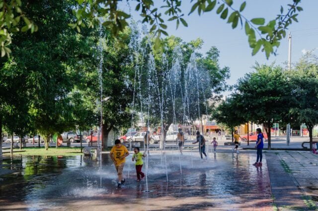 Tras años sin funcionar, rehabilita servicios municipales de Camargo fuentes del Parque Lineal.